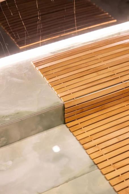 Smaragdi Luxury Jacuzzi Apartment Noho Premium Living Athens Exterior photo