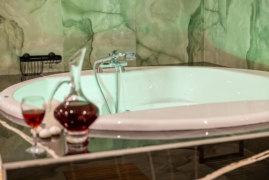 Smaragdi Luxury Jacuzzi Apartment Noho Premium Living Athens Exterior photo