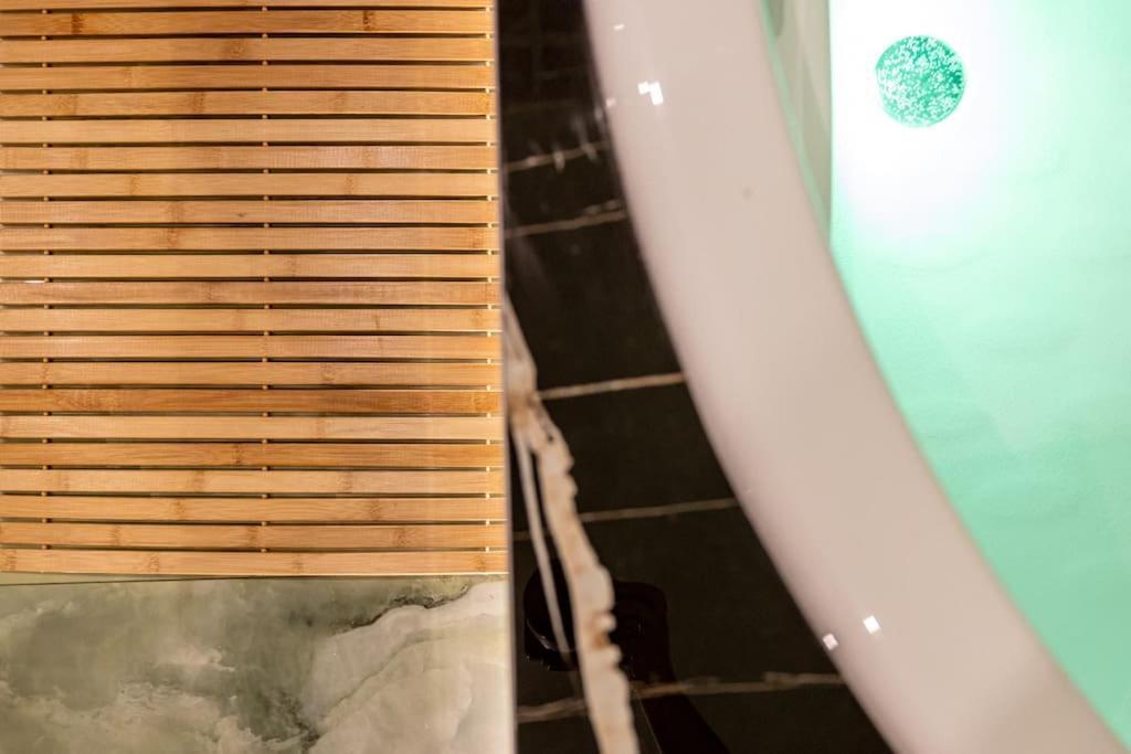Smaragdi Luxury Jacuzzi Apartment Noho Premium Living Athens Exterior photo