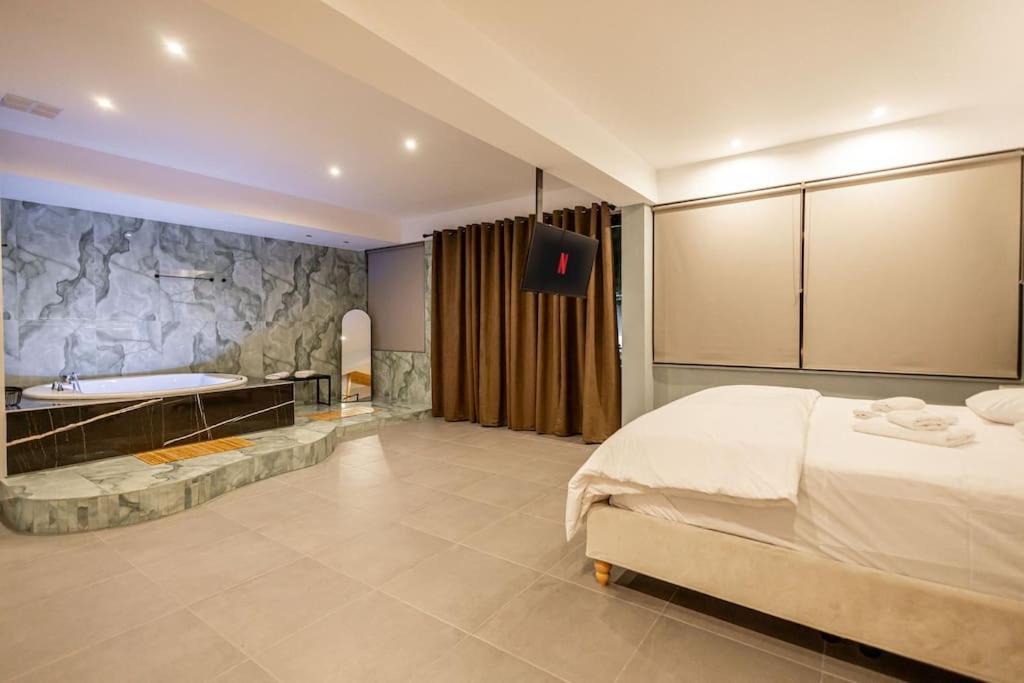 Smaragdi Luxury Jacuzzi Apartment Noho Premium Living Athens Exterior photo