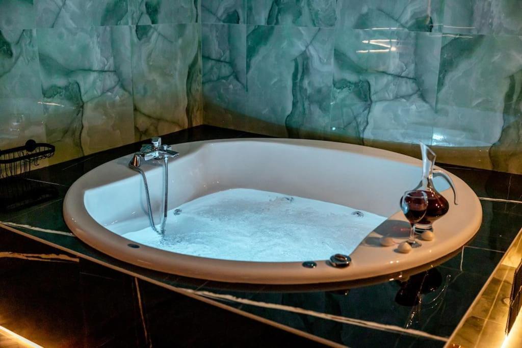 Smaragdi Luxury Jacuzzi Apartment Noho Premium Living Athens Exterior photo