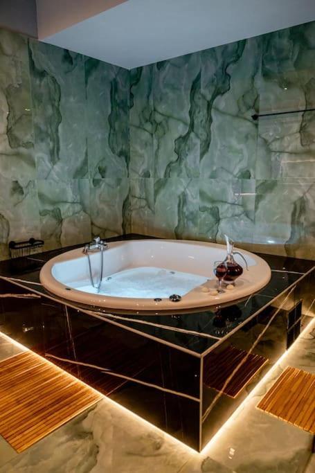 Smaragdi Luxury Jacuzzi Apartment Noho Premium Living Athens Exterior photo