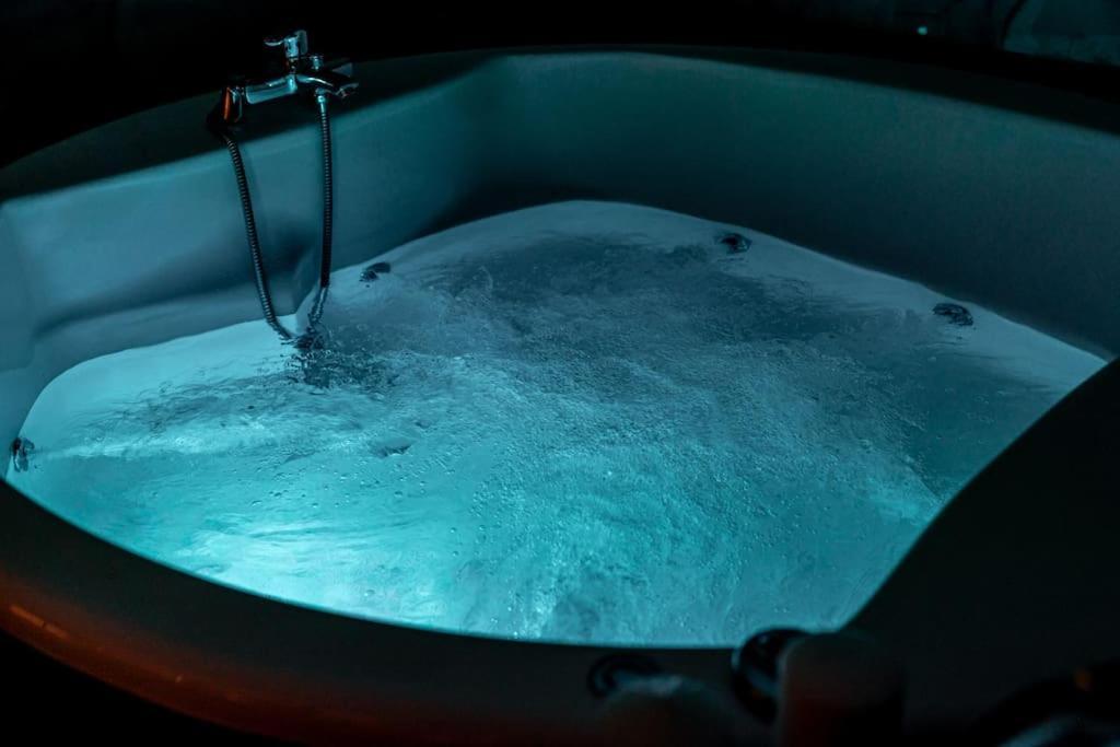 Smaragdi Luxury Jacuzzi Apartment Noho Premium Living Athens Exterior photo