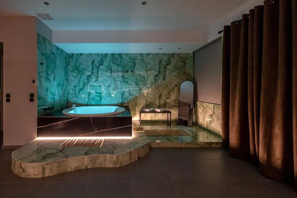 Smaragdi Luxury Jacuzzi Apartment Noho Premium Living Athens Exterior photo